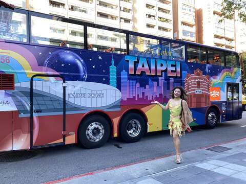 2025 Color Taipei 彩虹觀光巴士，每趟均由變裝皇后帶領導覽(圖為變裝皇后薔薇)(圖片來源:臺北市政府觀光傳播局)