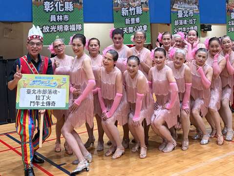長者享受舞台演出（圖片來源：臺北市政府衛生局健康管理科）