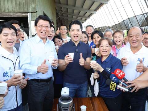 臺北市「鮮奶週報」本土酪農業考察－和大家一起比讚（圖片來源：臺北市政府秘書處媒體事務組）