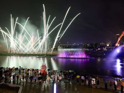 2025台北水舞嘉年華攜手國際卡通IP，壓軸展出粉紅豬小妹佩佩可愛巨型氣偶（圖片來源：臺北市政府觀光傳播局）