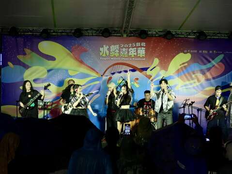 YOYO藝人與旅人樂團跨界演出改編版〈卡加布列島〉，不分年齡全場大聲合唱同歡（圖片來源：臺北市政府觀光傳播局）