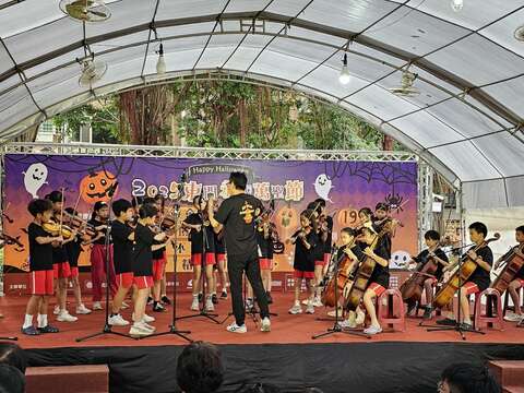新生國小弦樂團精彩演出（圖片來源：臺北市商業處）