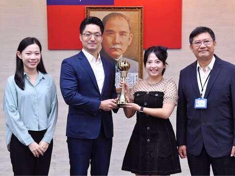 臺北電臺今(28)日市政會議由獲獎節目主持人黃建鈞(雷恩)向市長蔣萬安陳獻2025文創產業新聞報導獎廣播新聞報導類優勝獎，展現臺北電臺兼具文化深度與創意能量的製作實力。（圖片來源：臺北市政府觀光傳播局）