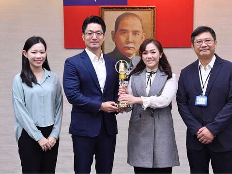 臺北電臺今(28)日市政會議由獲獎節目主持人李穎珍向市長蔣萬安陳獻第4屆客聲獎最佳兒童及少年節目獎，以生活法律知識結合客語推廣，展現臺北市重視多元族群及語言發展的政策。（圖片來源：臺北市政府觀光傳播局）