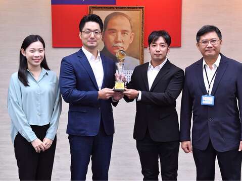 臺北電臺今(28)日市政會議由獲獎節目主持人黃建鈞(雷恩)向市長蔣萬安陳獻2025文創產業新聞報導獎廣播新聞報導類優勝獎，展現臺北電臺兼具文化深度與創意能量的製作實力。（圖片來源：臺北市政府觀光傳播局）