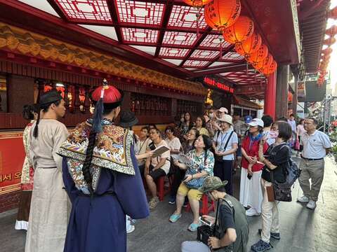 「走讀劇場—尋找陳星聚」以走讀結合戲劇，帶領觀眾穿梭於舊城街巷之間，重溫歷史的足跡。（圖片來源：臺北市政府觀光傳播局）