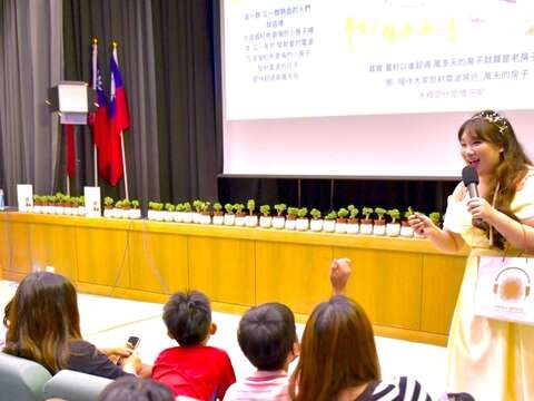 《行動吧！小小地球人》節目主持人陳怡君於臺北電臺辦理聽友會，與大小朋友互動交流。（圖片來源：臺北市政府觀光傳播局）