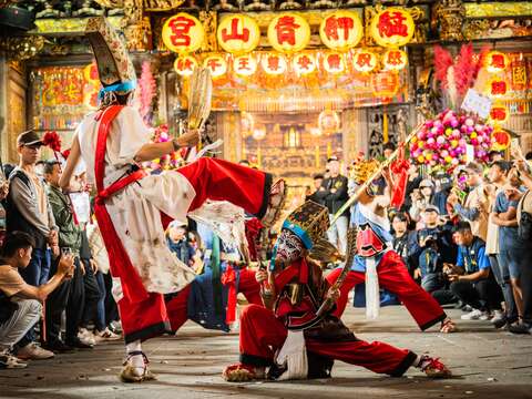 P06-09 廟宇文化-1 艋舺青山宮延續百年祭典傳統,於廟埕展開熱鬧非凡的藝陣演出。(攝影/詹登貴)