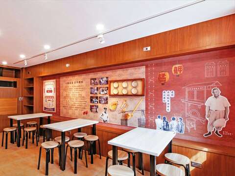 P10-13 老店再造-4 「兩喜號」的牆面展示店家故事與艋舺文化。(圖/台北市商業處)