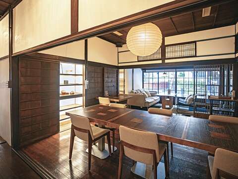 P14-17老屋活化-1 戴炎輝寓所由「輝室」進駐,用餐區仍保留具時代特色的日式建築空間。
