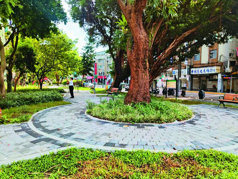 P46-47-城市指南-2@台北市工務局新建工程處-師大公園內步道鋪面更新,提供更好的步行體驗。 (2)