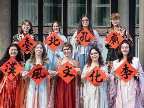 國際交換學生著漢服，展示書藝成果（圖片來源：臺北市政府民政局）