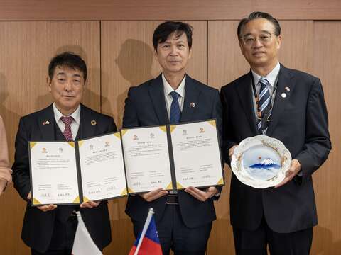 北捷遊憩公司總經理邱健吾、日本奏之森渡假村代表取締役社長東海林春男，共同簽署商業合作備忘錄(MOU)，針對觀光交流及商業空間等項目，提供民眾更豐富的旅遊生活。(圖片來源：臺北大眾捷運股份有限公司)