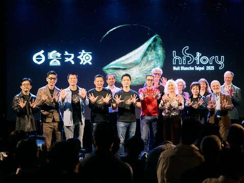 2025臺北白晝之夜《Night Story Open》開幕儀式之大合照（圖片來源：臺北市政府文化局）