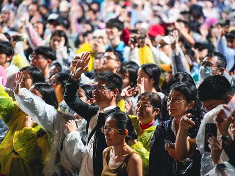 兩廳院廣場同步戶外轉播照常舉行，轉播現場也備有輕便雨衣供民眾領取。(圖片來源：臺北市政府秘書處)
