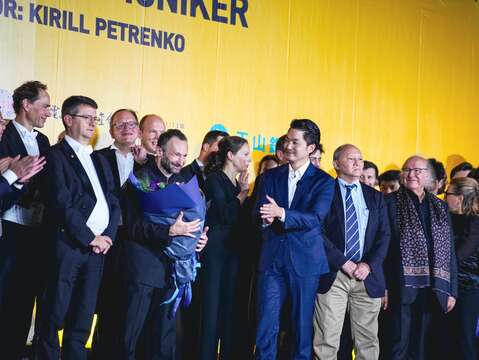 蔣萬安特別代表樂迷送花給樂團的指揮基里爾佩特連科(Kirill Petrenko)致意(圖片來源：臺北市政府秘書處)