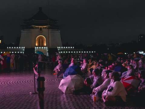 大批樂迷無畏風雨現身中正紀念堂欣賞戶外直播。(圖片來源：臺北市政府秘書處)