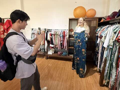 Jana Alessa Bittner於大稻埕旅客服務中心復古服飾體驗(圖片來源：臺北市政府觀光傳播局)