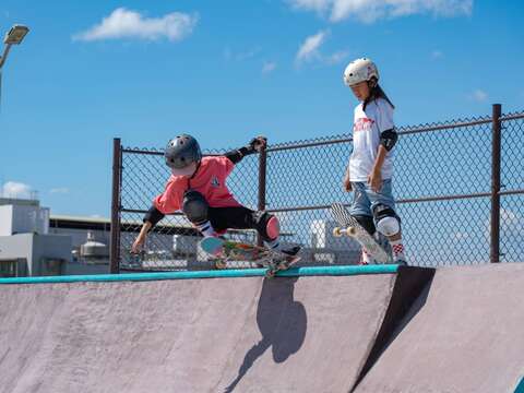 滑板玩家在內湖休閒運動公園極限運動場上的身影(圖片來源：臺北市政府工務局衛生下水道工程處)