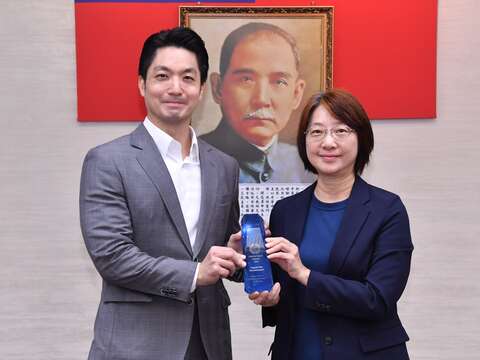 觀傳局蕭君杰副局長將2025「穆斯林婦女友善旅遊目的地城市獎」獻予蔣萬安市長(圖片來源：臺北市政府觀光傳播局)