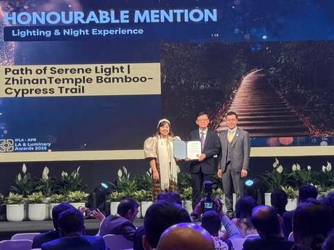 IFLA-APR LA Awards 2025-竹柏參道夜間光環境營造(圖片來源：臺北市政府工務局公園路燈工程管理處)