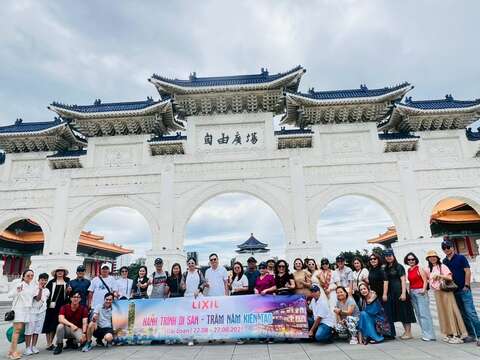 越南獎勵旅遊團於自由廣場前合影，感受臺灣的歷史與文化氛圍。(圖片來源：臺北市政府觀光傳播局)