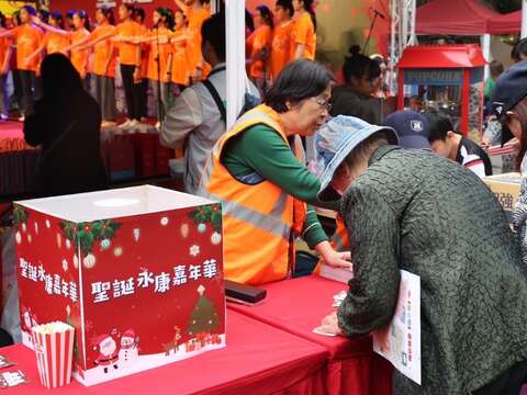活動服務台熱情協助民眾（圖片來源：台北市商業處）