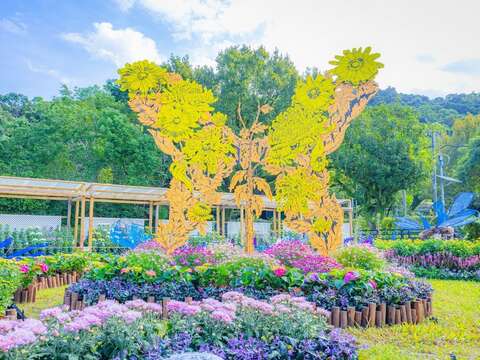 以大型裝置藝術「蛻菊」搭配大立菊及大菊，將園藝職人多年技法完美詮釋（圖片來源：臺北市政府工務局公園路燈工程管理處）