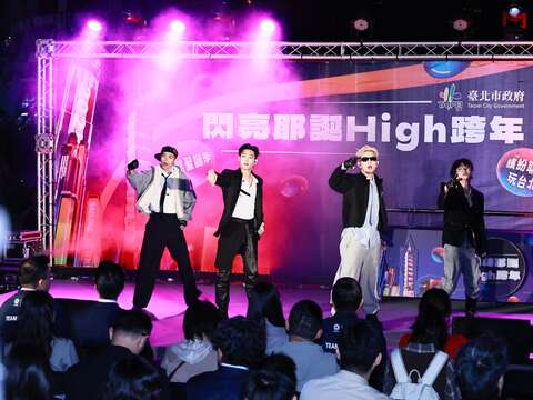 「閃亮耶誕High跨年」宣傳記者會,跨年晚會卡司全創作冠軍男團UNUS熱唱開場。(圖片來源:臺北市政府觀光傳播局)