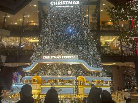 新光三越傳遞幸福之樹Christmas Express(圖片來源:臺北市商業處)