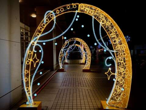 台北真理堂「金緞光廊」則以金緞光弧鋪展出迎接耶誕的儀式感。（圖片來源：臺北市政府觀光傳播局）