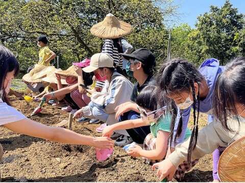 小朋友開心玩農事（圖片來源：農遊超市）