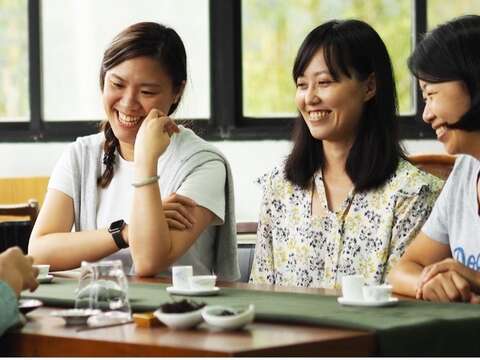 四人品茶，笑容愉快，氛圍溫馨。（圖片來源：農遊超市）