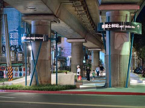 捷運劍潭站1號出口橋下空間採取機車位減量，打開人行友善空間，增加透視性。 （圖片來源：臺北市政府工務局公園路燈工程管理處）