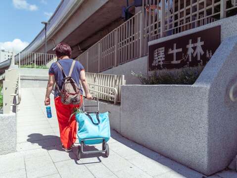 新設無障礙坡道串聯至公車站，提升便利性、舒適性。 （圖片來源：臺北市政府工務局公園路燈工程管理處）