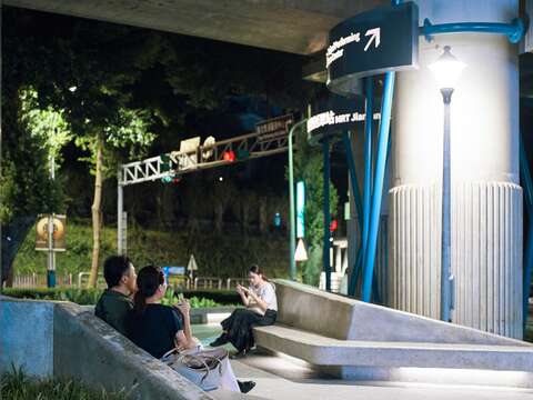 鄰近士林夜市的橋下綠廊，讓觀光客有就近停留、休憩的空間。 （圖片來源：臺北市政府工務局公園路燈工程管理處）