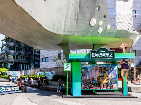 新中山聖誕樹華麗登場（圖片來源：臺北大眾捷運股份有限公司）