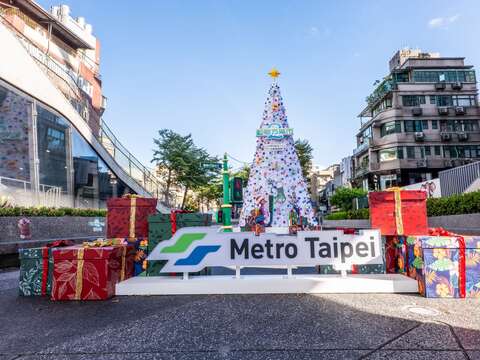白色聖誕樹（圖片來源：臺北大眾捷運股份有限公司）