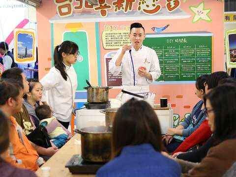 文青主廚現場教學，讓民眾體驗茶香料理