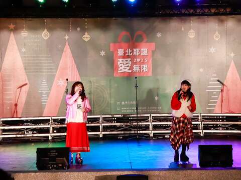 三屆金曲獎得主南方二重唱以天籟嗓音帶領觀眾重回純真美好的民歌歲月。（圖片來源：臺北市政府觀光傳播局）