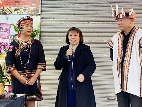 Tama老爹Kitchen開幕活動-北市原民會李菊妹副主委致詞（圖片來源：臺北市政府原住民族事務委員會）