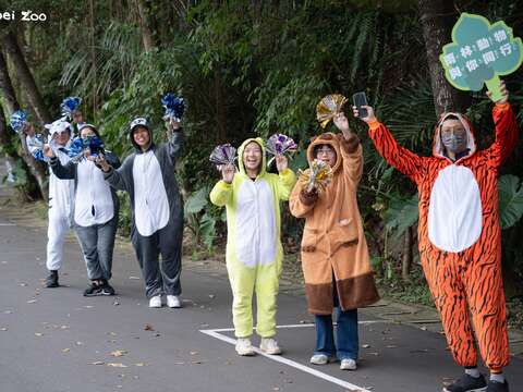 沿途賽道上有百人扮裝的動物加油團鼓舞跑者。（圖片來源：臺北市立動物園）
