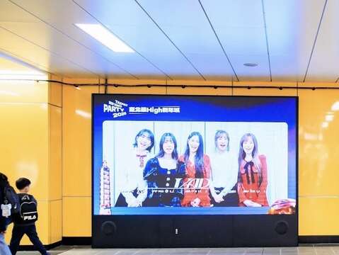 12月27日起捷運市政府站B1大廳電視牆、市府轉運站信義光牆、臺北市忠孝SOGO商圈LED、臺北小巨蛋天幕將播放KARA臺北跨年宣傳影片，邀請民眾拍照打卡應援（圖片來源：臺北市政府觀光傳播局）