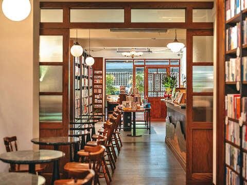 P10-13 都會漫步-2奎府聚書店運用仿舊木門等元素,讓空間與舊記憶產生連結。(圖/正工設計)