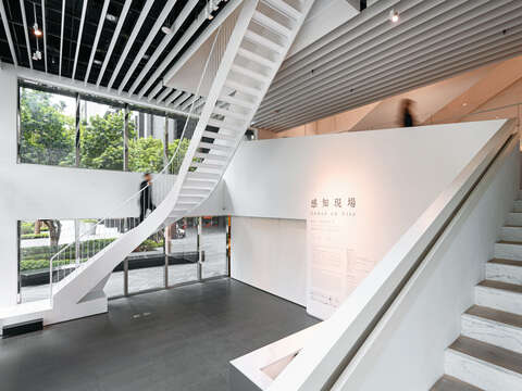 P20-23 漫遊-2@忠泰美術館-忠泰美術館擅長依展覽主題調整空間設置，曾架設「天井樓梯」打造沉浸式觀展體驗。