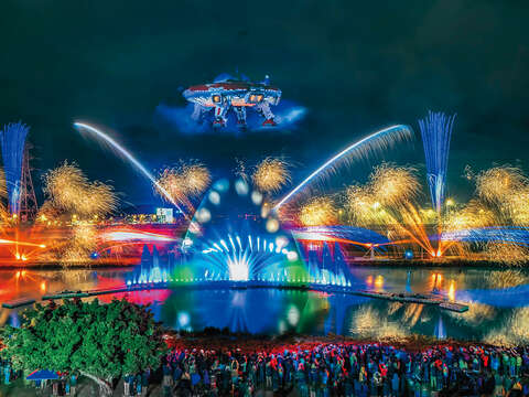 P32-35-寫真-3@陳紫晴-2022年主燈「TAIPEI40」宇宙飛船從天而降，為台北夜色添上一抹奇幻氛圍。（攝影／陳紫晴）（圖2-3：台北市北門相機商圈發展協會）