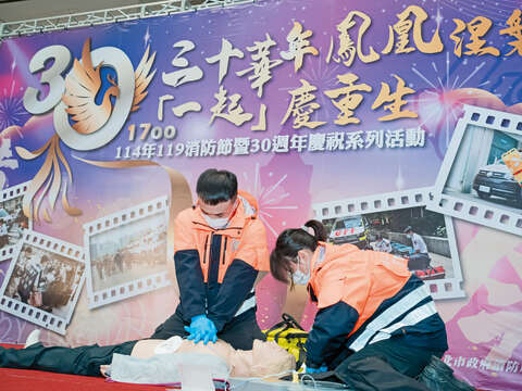 P38-41 台北新日常-4@台北市消防局-消防局鼓勵民眾學習心肺復甦術(CPR),在必要時能救人一命。