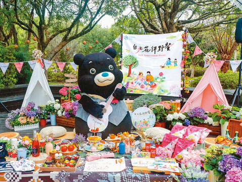P42-43 城市指南-3@台北市觀光傳播局-「2026台北花伴野餐」邀請民眾前來大安森林公園共度愜意時刻。