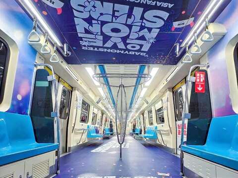 BABYMONSTER 捷運限定專屬彩繪列車-車廂內部（圖片來源：臺北大眾捷運股份有限公司）