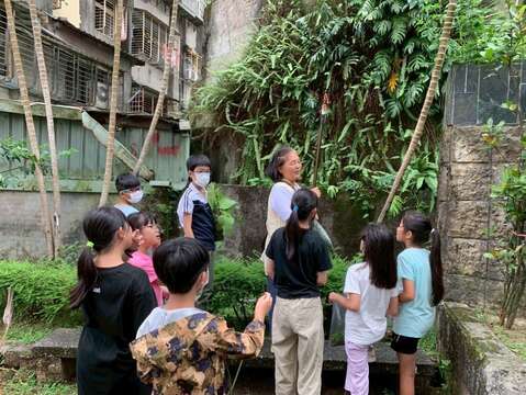 聆聽介紹（圖片來源：臺北市政府客家事務委員會）